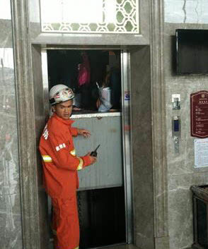 懷集一酒店電梯突發(fā)故障致8人被困，消防官兵火速馳援成功解救